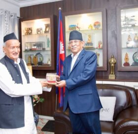 प्रचण्ड लाई भेट्न खुमलटार पुगे भाजपा नेता कोश्यारी